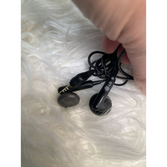LG WIRED EARPHONES HEADPHONES HANDSFREE MIC HEADSET EARBUDS for CELL PHONES Clip - Picture 2 of 12